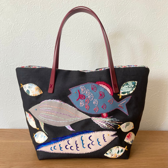 「おしゃべりな魚たち」革と刺繍のトートバッグ 3枚目の画像