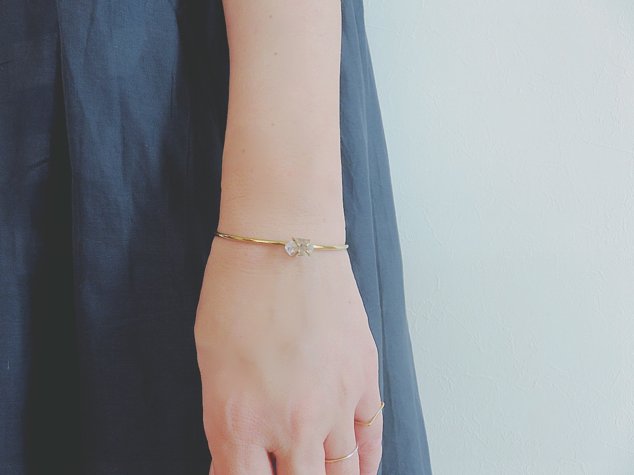 ハーキマーダイヤモンド原石の真鍮バングル