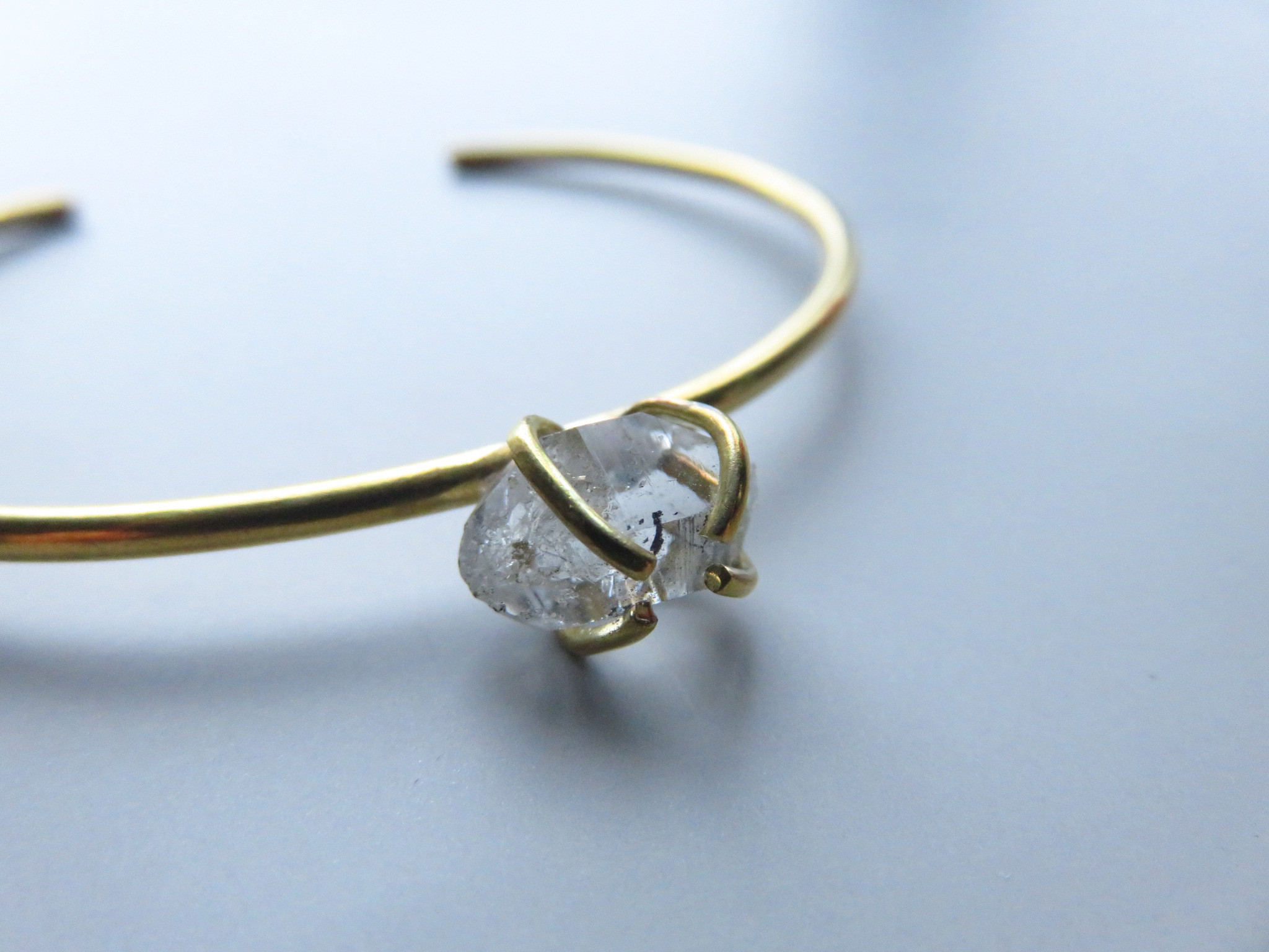 ハーキマーダイヤモンド原石の真鍮バングル