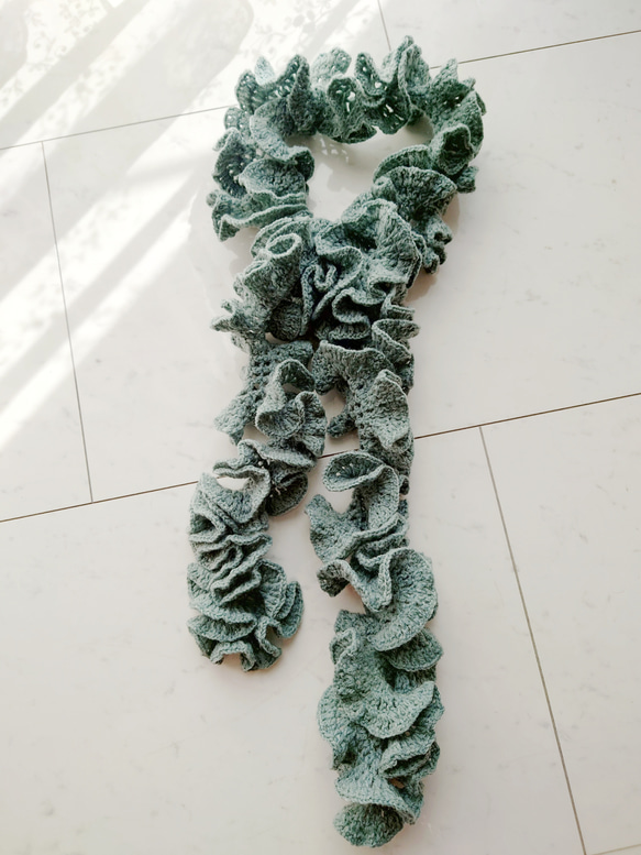 ふりふり フリル マフラー ダークカラー 編み 手編み 編み物 マフラー