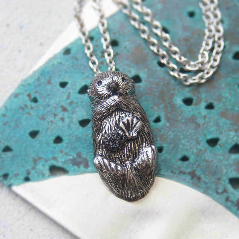 【受注生産】ウニとホタテにご満悦のラッコ シルバーペンダントネックレス