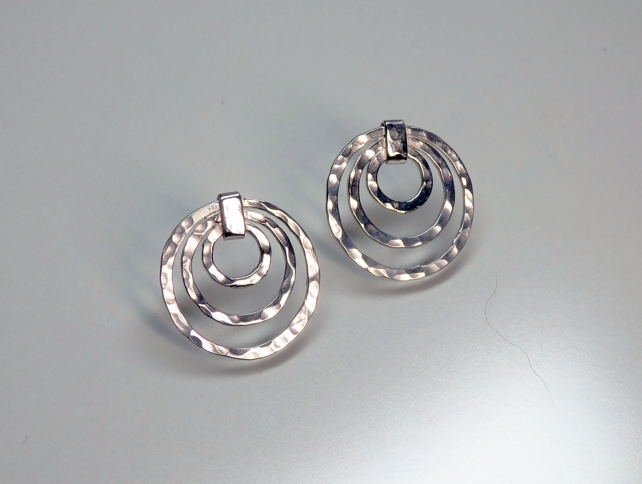 トリプルサークル彫金スタッドピアス