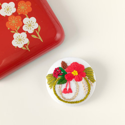 赤い椿のお正月しめ縄飾り刺繍ブローチ 2枚目の画像