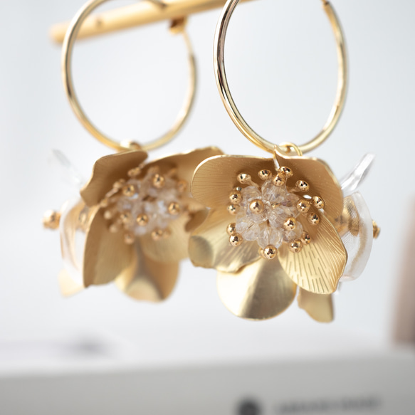 シャンパンゴールドフラワーフーケ 大ぶりイヤリング(ピアス