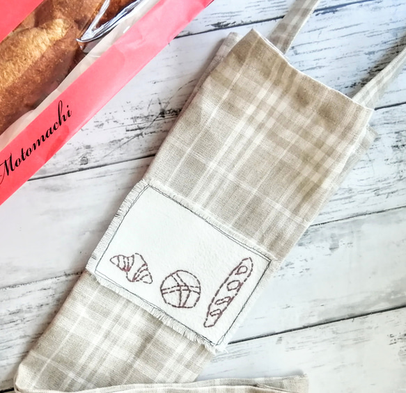【手刺繍】バケットバッグ　フランスパン入れ　3種類のパンのワッペン　ワンハンドル　ショルダーバッグ　リネン　細長 1枚目の画像