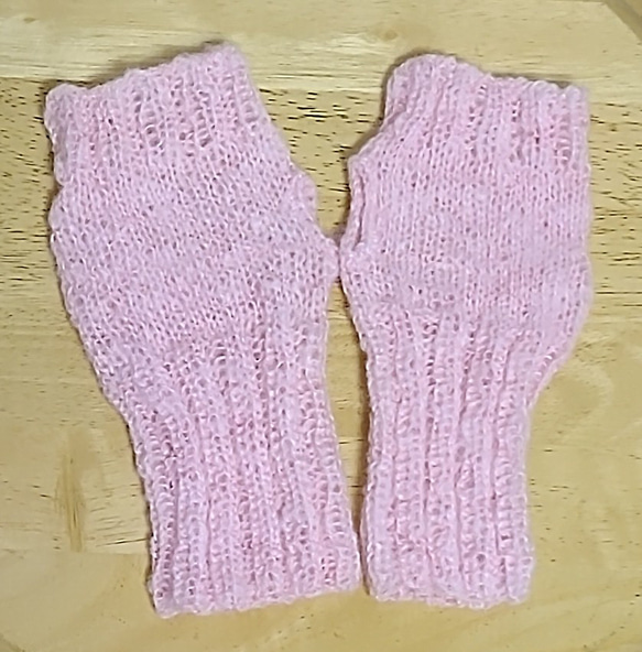 ハンドメイド　手編み　アームウｫーマ　ピンク　フリーサイズ　指なし手袋 2枚目の画像