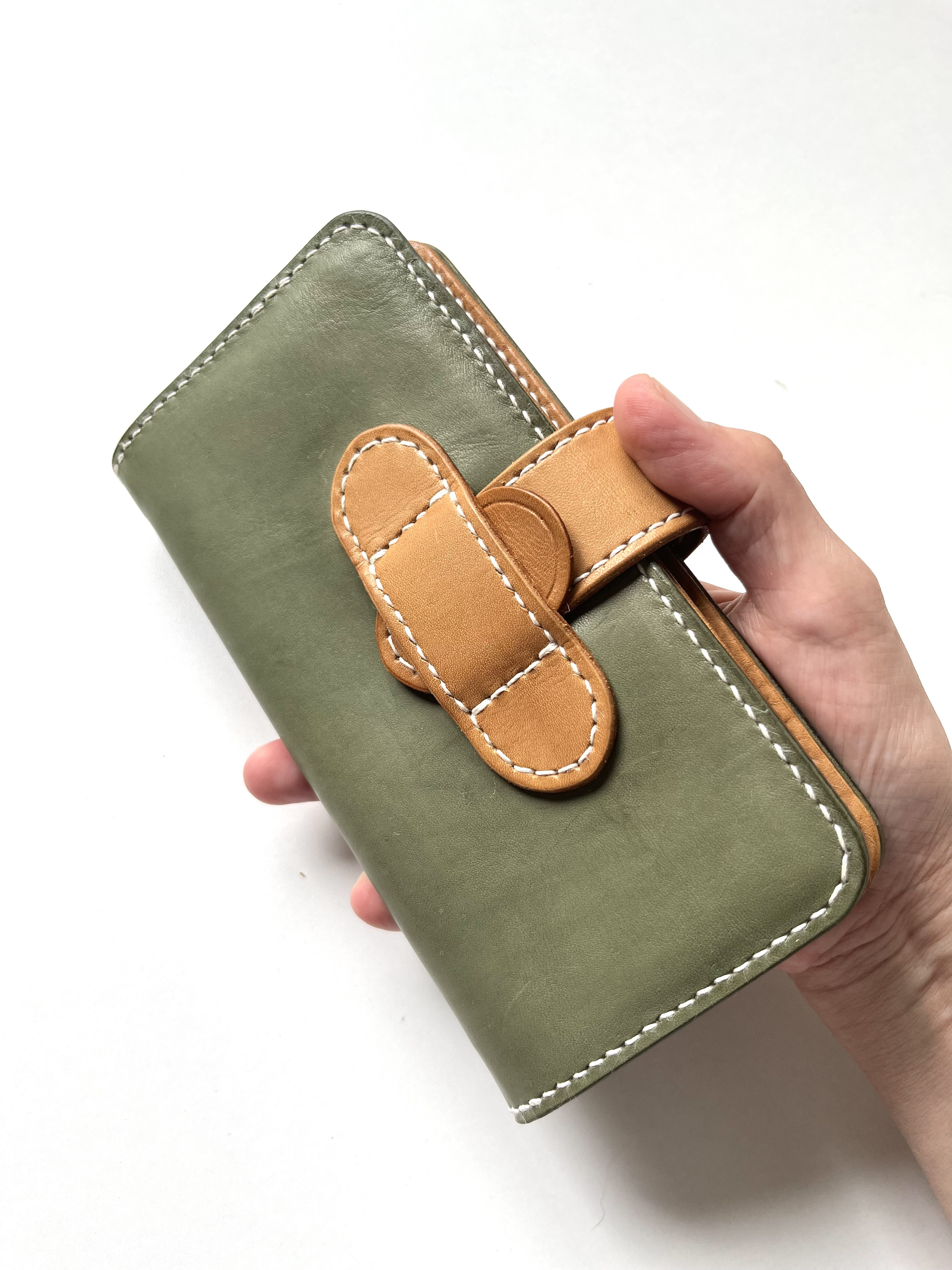 緑色の牛革長財布