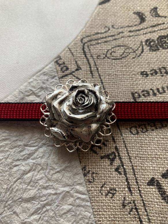 再販　デッドストック素材のレトロシックな銀色の薔薇の帯留め「ローズ・シャビー」 7枚目の画像