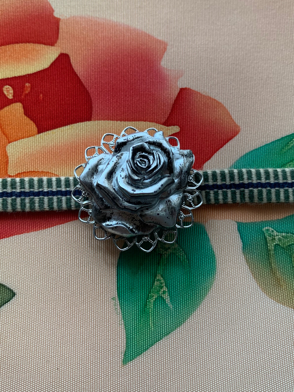再販　デッドストック素材のレトロシックな銀色の薔薇の帯留め「ローズ・シャビー」 5枚目の画像
