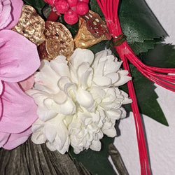 お正月飾り　モダン　しめ飾り　モスグリーン　しめ縄　ピンク系　ダリア　白　マム　菊　赤　水引　縁起物 9枚目の画像