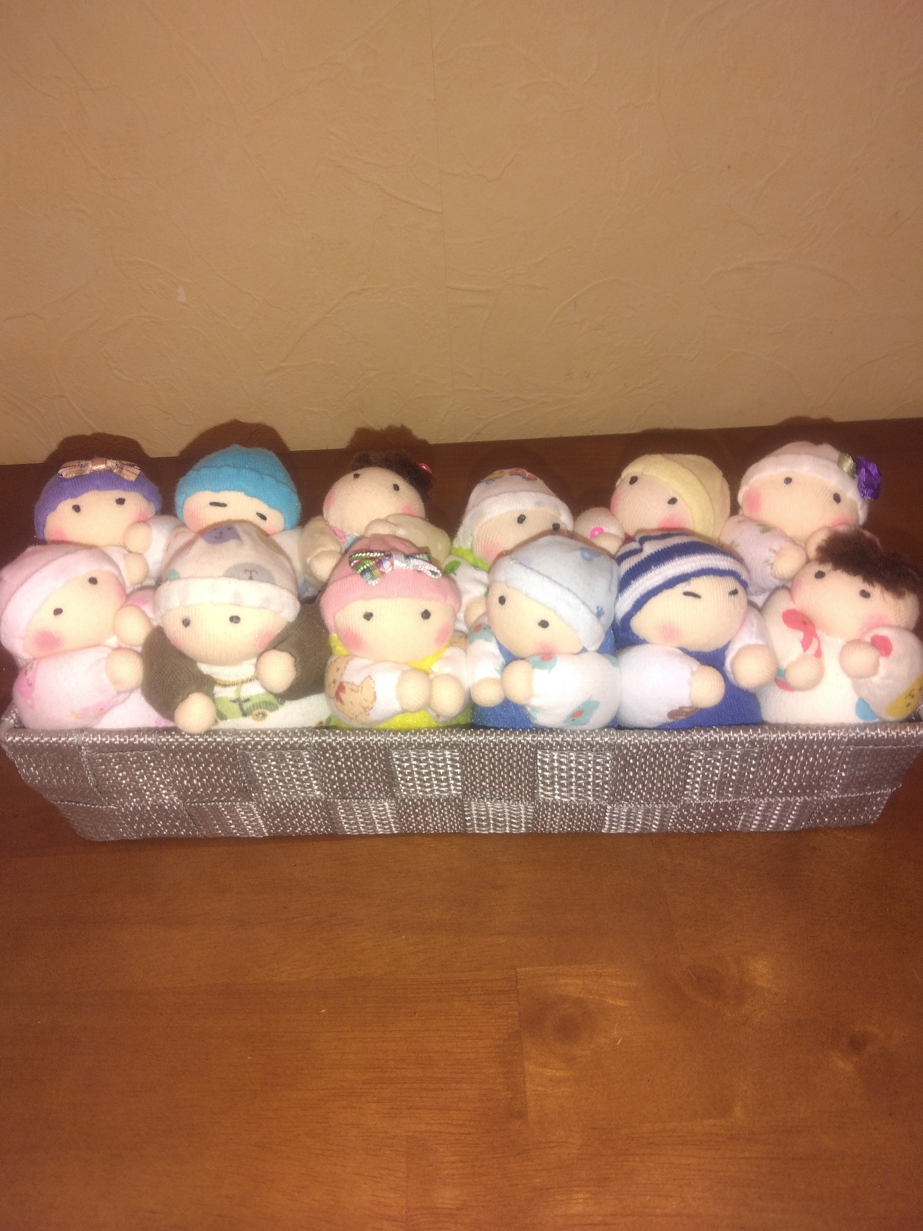 赤ちゃん人形(容器付き12個入り）