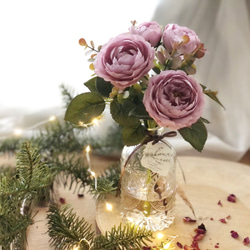 【特集掲載】香水瓶に飾ったバラのアレンジとティーローズのキャンドルのセット ギフト 12枚目の画像