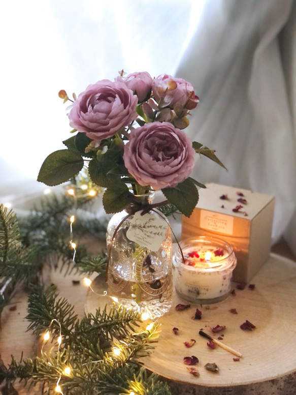 【特集掲載】香水瓶に飾ったバラのアレンジとティーローズのキャンドルのセット ギフト 5枚目の画像