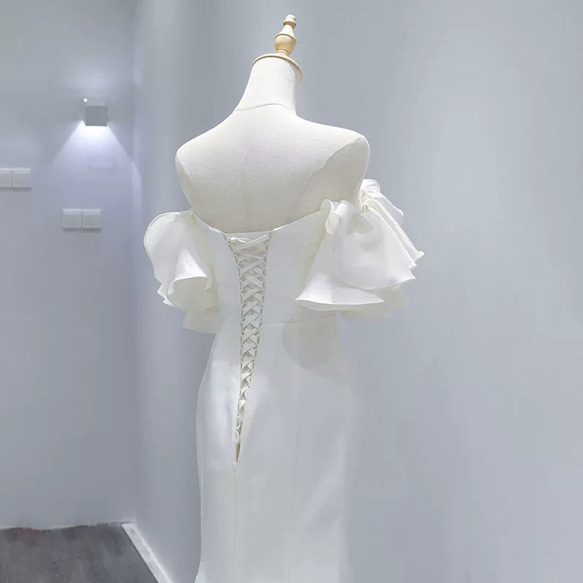 フリル袖  オフショルダー サテンマーメイドウエディングドレス 6枚目の画像