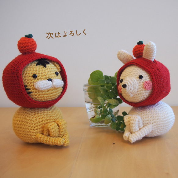 【干支のうさぎちゃん、鏡餅なのに体育座りが悩ましい】あみぐるみ インテリア雑貨 プレゼント 8枚目の画像