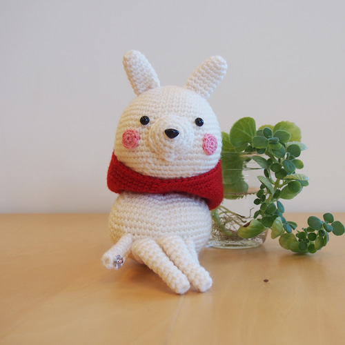 干支のうさぎちゃん、鏡餅なのに体育座りが悩ましい】あみぐるみ