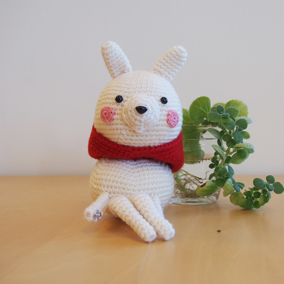 【干支のうさぎちゃん、鏡餅なのに体育座りが悩ましい】あみぐるみ インテリア雑貨 プレゼント 7枚目の画像