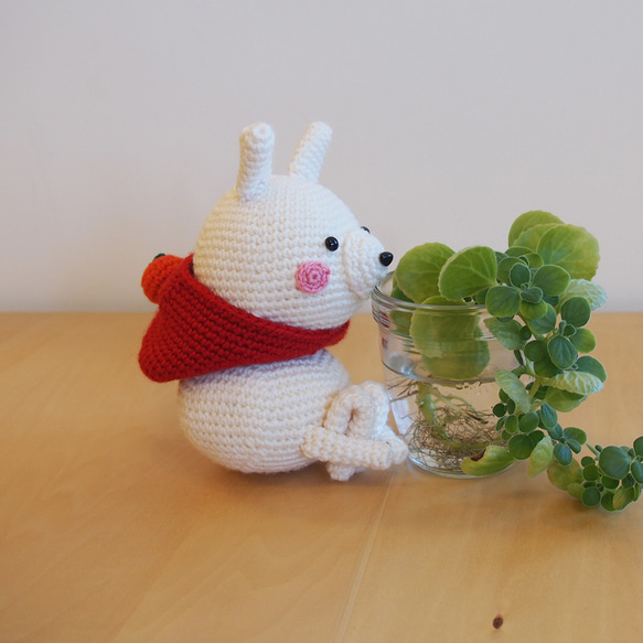 【干支のうさぎちゃん、鏡餅なのに体育座りが悩ましい】あみぐるみ インテリア雑貨 プレゼント 6枚目の画像