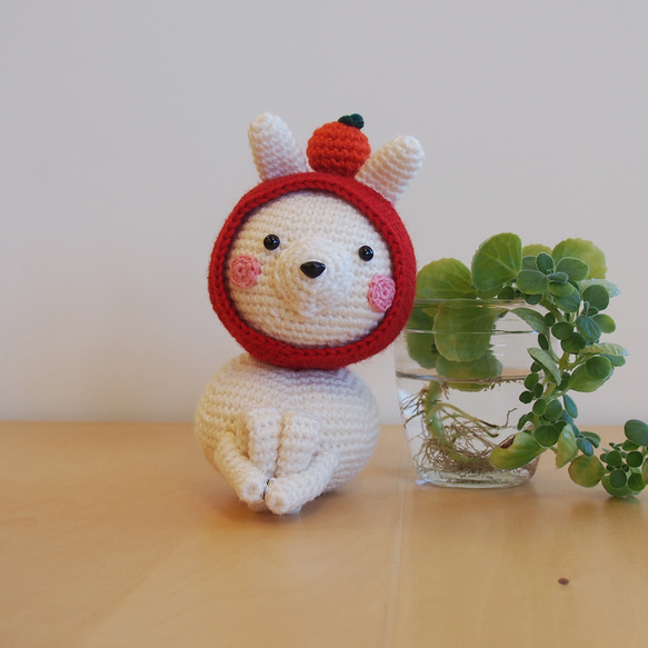 干支のうさぎちゃん、鏡餅なのに体育座りが悩ましい】あみぐるみ