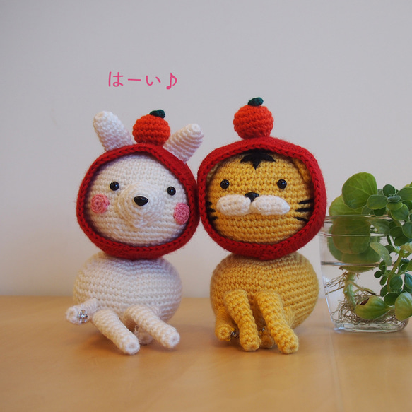 【干支のうさぎちゃん、鏡餅なのに体育座りが悩ましい】あみぐるみ インテリア雑貨 プレゼント 9枚目の画像