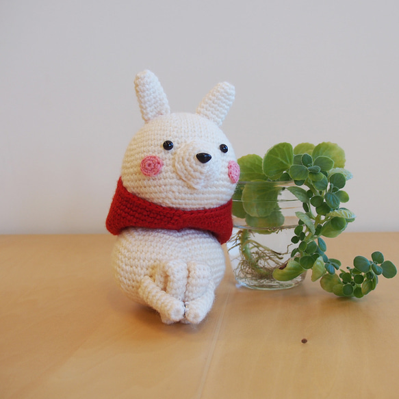 【干支のうさぎちゃん、鏡餅なのに体育座りが悩ましい】あみぐるみ インテリア雑貨 プレゼント 4枚目の画像