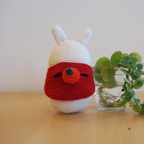 干支のうさぎちゃん、鏡餅なのに体育座りが悩ましい】あみぐるみ