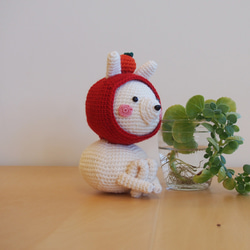 【干支のうさぎちゃん、鏡餅なのに体育座りが悩ましい】あみぐるみ インテリア雑貨 プレゼント 2枚目の画像