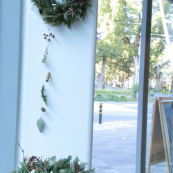 三日月型クリスマスリース*ボタニカル＊木の実ガーランドを添えて／プリザーブドフラワー　Mサイズ 7枚目の画像