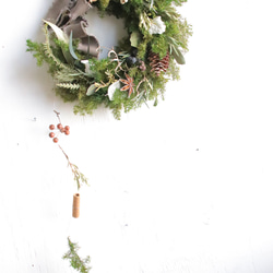 三日月型クリスマスリース*ボタニカル＊木の実ガーランドを添えて／プリザーブドフラワー　Mサイズ 3枚目の画像