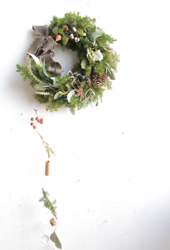 三日月型クリスマスリース*ボタニカル＊木の実ガーランドを添えて／プリザーブドフラワー　Mサイズ 3枚目の画像