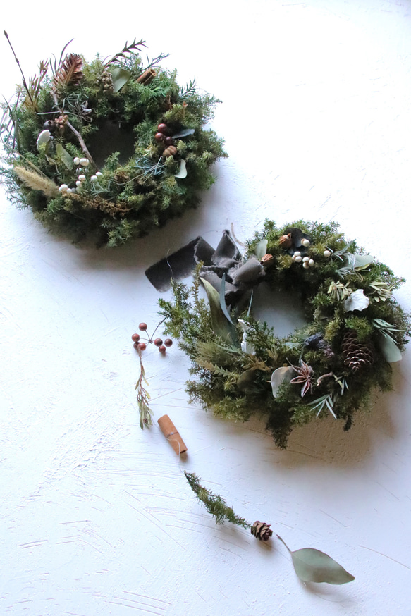 三日月型クリスマスリース*ボタニカル＊木の実ガーランドを添えて／プリザーブドフラワー　Mサイズ 2枚目の画像