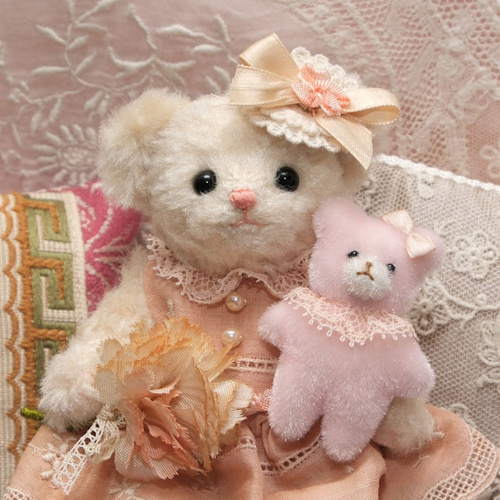 ミルク色のシルク製！アンティーク素材でおしゃれをした小さな