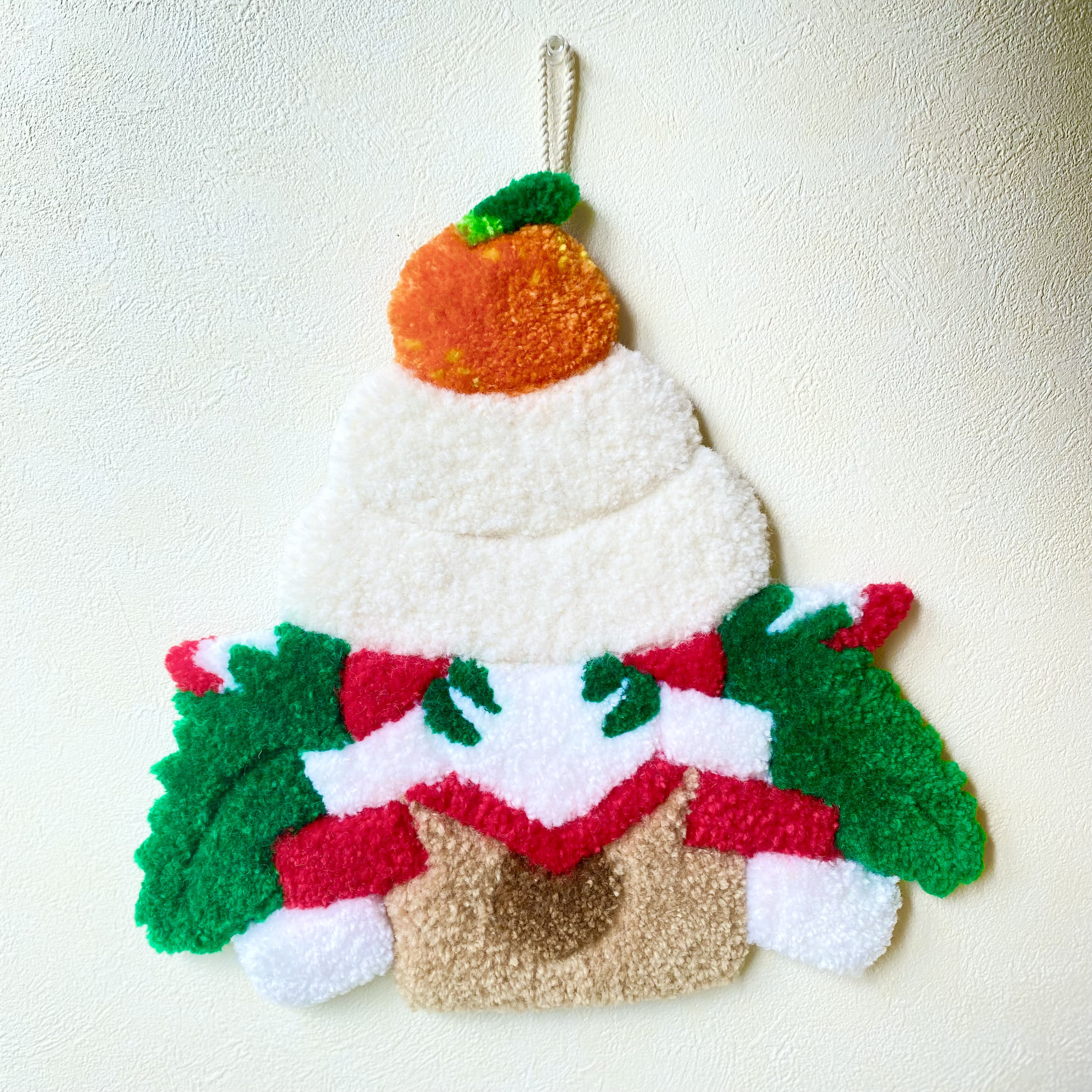 鏡餅のタペストリー　毛糸　35cm お正月　パンチニードル　タフティング　ラグ　プレゼント　新年　壁掛け　縁起物