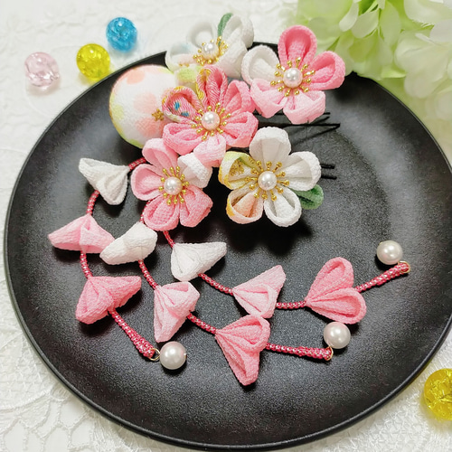 135つまみ細工　髪飾り　正絹　着物　ピンク　赤　七五三　3歳　7歳ハンドメイド つまみ細工の髪飾り(赤ピンク白) 七五三 成人式 前撮りに 3歳 7歳 753