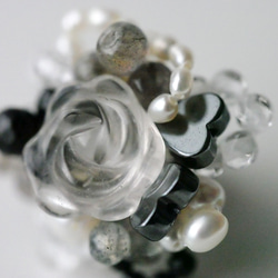 【ちいさな花束ブローチ】１点もの・水晶・ラブラドライト・オニキス・ヘマタイト・淡水真珠　ブローチ 7枚目の画像