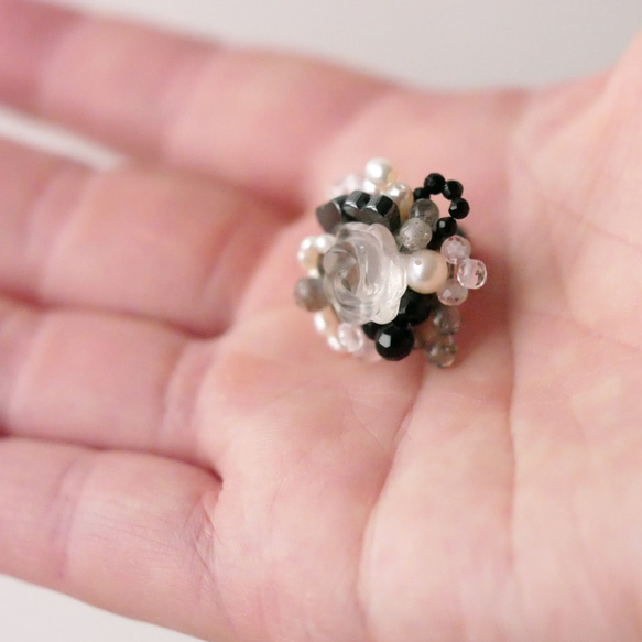 【ちいさな花束ブローチ】１点もの・水晶・ラブラドライト・オニキス・ヘマタイト・淡水真珠　ブローチ 8枚目の画像