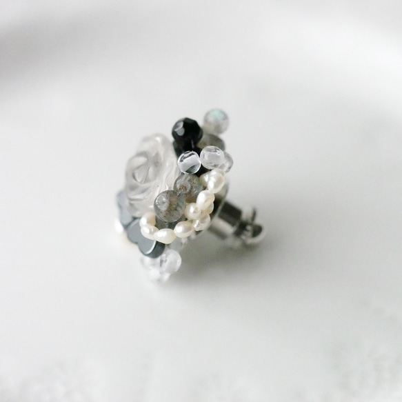 【ちいさな花束ブローチ】１点もの・水晶・ラブラドライト・オニキス・ヘマタイト・淡水真珠　ブローチ 2枚目の画像