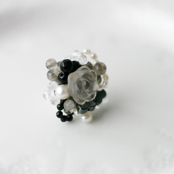 【ちいさな花束ブローチ】１点もの・水晶・ラブラドライト・オニキス・ヘマタイト・淡水真珠　ブローチ 5枚目の画像