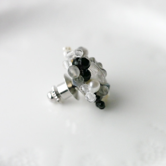 【ちいさな花束ブローチ】１点もの・水晶・ラブラドライト・オニキス・ヘマタイト・淡水真珠　ブローチ 3枚目の画像