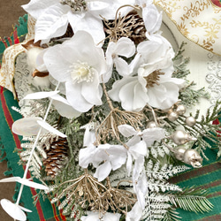 ホワイトポインセチアのモダンクリスマススワッグ　ホワイトゴールドホーリーリボン付き♪　＊43cm＊ 4枚目の画像