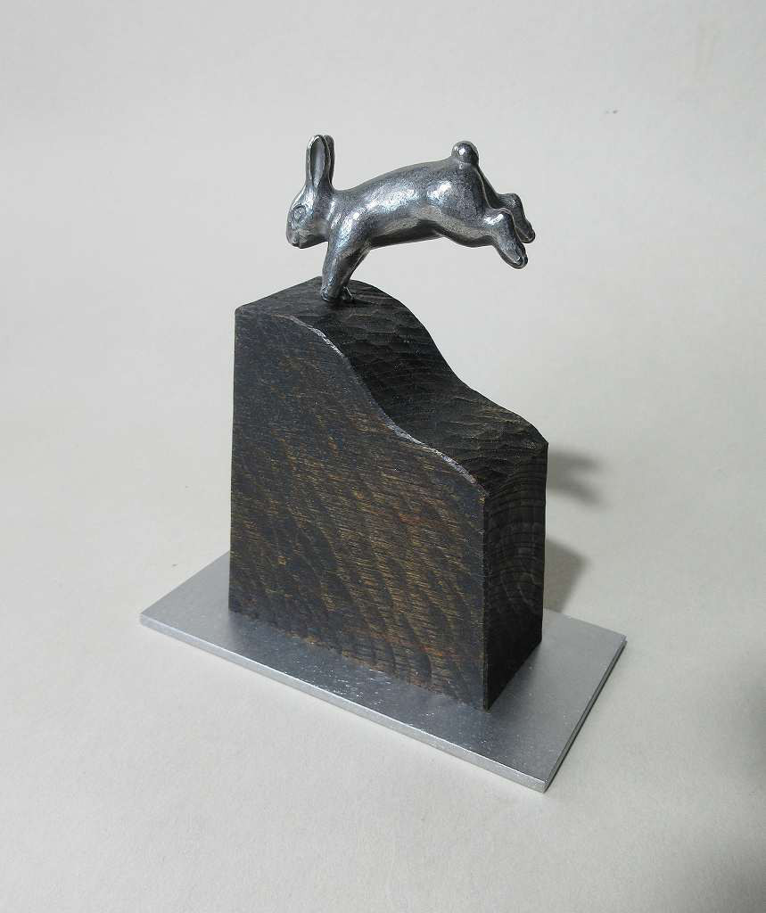 オブジェ「とんでるうさぎB」