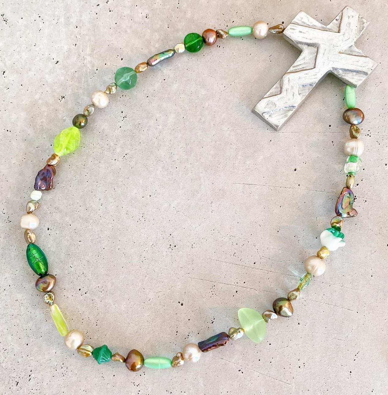 【60cm】グリーンのヴィンテージパーツ×ブラック系の淡水パールで遊び心溢れた『カーニバルネックレス』 14,850円