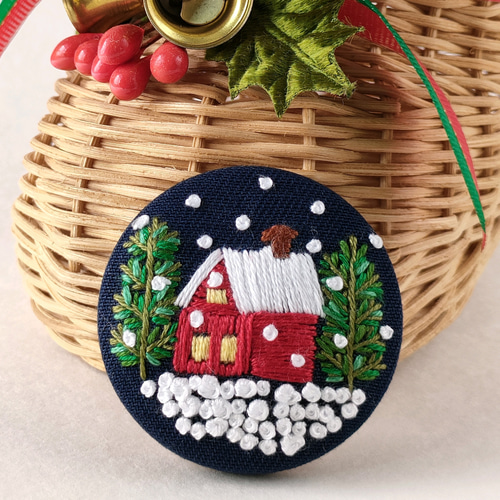 クリスマスの刺繍ブローチ(christmas）#313 | iichi 日々の暮らしを心地よくするハンドメイドやアンティークのマーケットプレイス