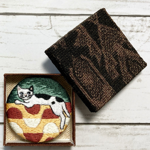 手刺繍オリジナルブローチ＊くつろぐ猫 2枚目の画像