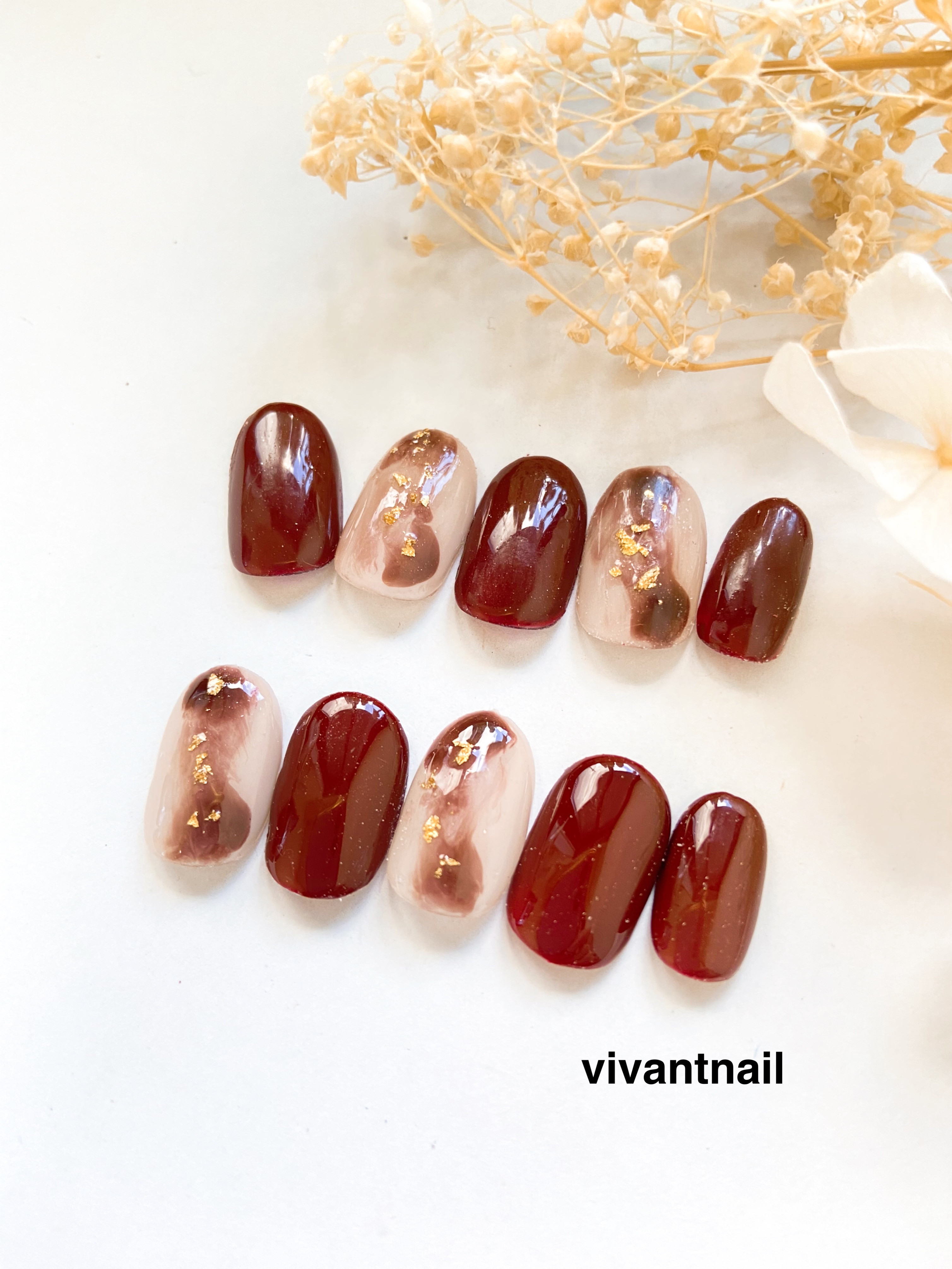 ニュアンスネイルとボルドーのネイルチップ10本セット粘着グミ付き
