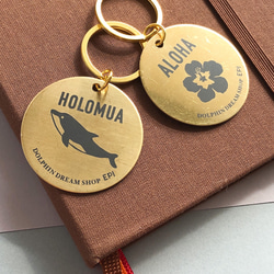 オリジナル・名入れ可能♪ 真鍮 キーホルダー 丸 ブラス 〈 ハイビスカス ALOHA / イルカ HOLOMUA 〉 3枚目の画像