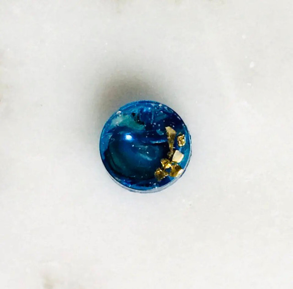 ブルーの螺鈿とゴールドの小さなラウンドピアスイヤリング【1525】 12枚目の画像