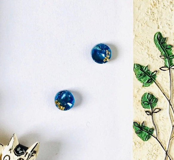 ブルーの螺鈿とゴールドの小さなラウンドピアスイヤリング【1525】 3枚目の画像