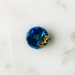 ブルーの螺鈿とゴールドの小さなラウンドピアスイヤリング【1525】 11枚目の画像