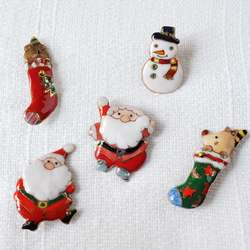 クリスマスのプレゼント靴下（1）の七宝焼ブローチ【受注制作】 4枚目の画像